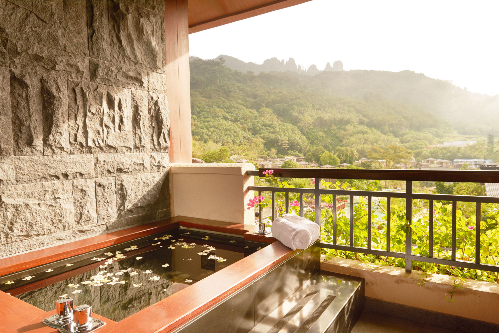Doubletree Resort By Hilton Hotel Hainan - Qixianling Hot Spring Baoting Exteriér fotografie